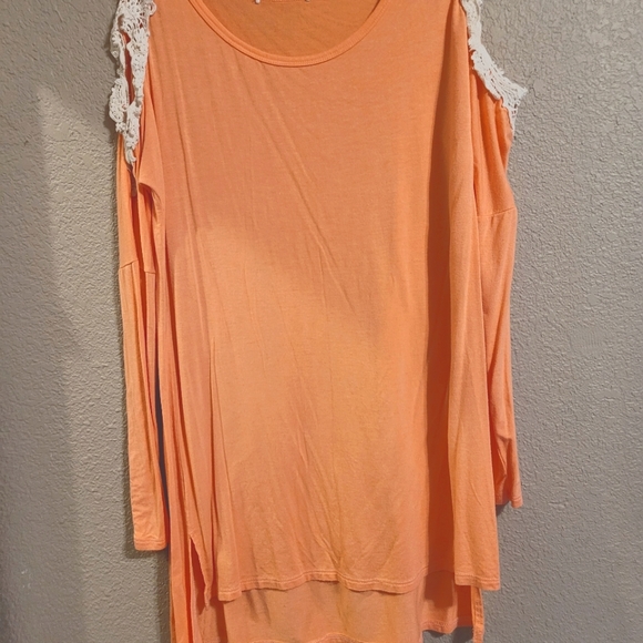 Shirt. Longer in the back! - Picture 1 of 2